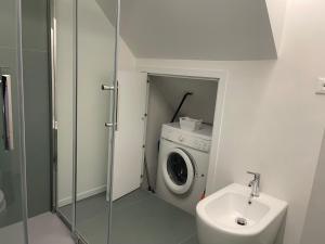 Un baño con lavadora y lavabo. en Piccolo Duomo, en Saló 22 fotos más