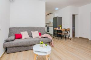 Imagen de la galería de House Calm Forest 5 minutes walking from the Sandy beach, en Privlaka