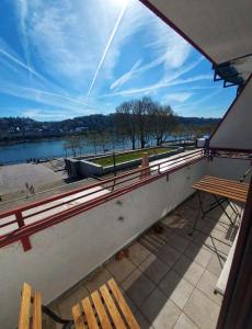 コブレンツにあるRheinpanorama Studio Koblenzの水辺の景色を望むバルコニー(ベンチ付) +9枚の写真