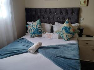 Ένα ή περισσότερα κρεβάτια σε δωμάτιο στο TOP TOWN LODGE