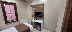 TV a/nebo společenská místnost v ubytování Divrigi Kosk Hotel