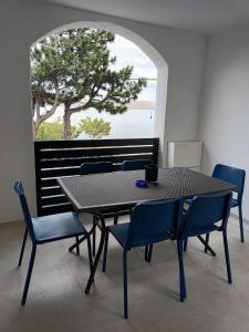 Balkón nebo terasa v ubytování Beachfront House Ivana with Pool - renovated 2025