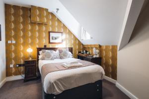 Ένα ή περισσότερα κρεβάτια σε δωμάτιο στο White Lion Royal Hotel