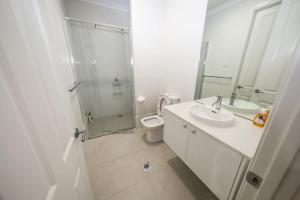 O baie la Brand new 5 bedroom house close to Rouse hill