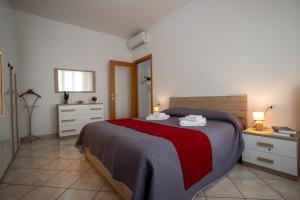 una camera con un letto con due lampade e un comò di Ilaria House - 10 Min dal centro di Como a Como
