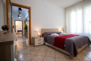 una camera da letto con un letto, un comò e uno specchio di Ilaria House - 10 Min dal centro di Como a Como