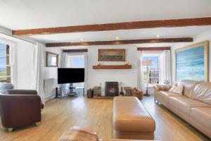 un soggiorno con un divano e una TV di Budle Newton - North East Escapes a Bamburgh