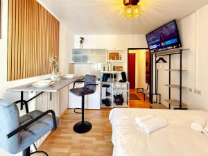 a living room with a bed and a kitchen at !GoldPath! Passau - Central - Innpromenade - Uniwiese in Passau