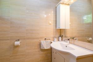 łazienka z umywalką i lustrem w obiekcie Apartment MIMA w mieście Šilo +33 zdjęcia
