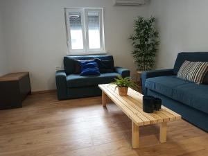 Posezení v ubytování Beachfront House Ivana with Pool - renovated 2025