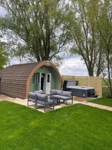 Κήπος έξω από το 1 Willowmere lakeside Hideaway