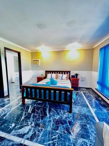une chambre avec un lit avec un sol en marbre bleu dans l'établissement 20 OFF Affortable Long Stay 4 Queen Bed House Near Uni City Swan River, à Perth