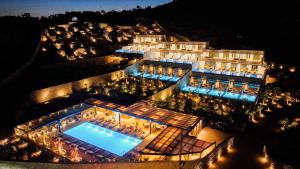 Bazén v ubytování Muse οf Mykonos Luxury Suites nebo v jeho okolí
