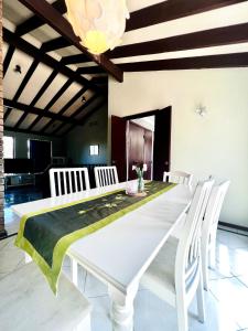 une salle à manger avec une table blanche et des chaises blanches dans l'établissement 20 OFF Affortable Long Stay 4 Queen Bed House Near Uni City Swan River, à Perth