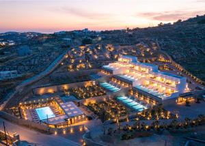 Bazén v ubytování Muse οf Mykonos Luxury Suites nebo v jeho okolí