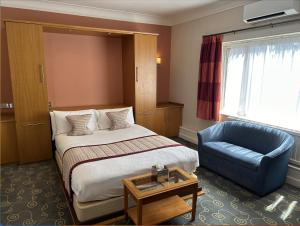 Postel nebo postele na pokoji v ubytování Birmingham Great Barr Hotel