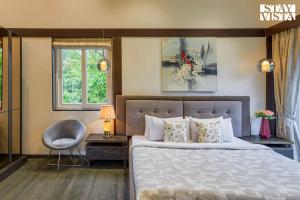 Postel nebo postele na pokoji v ubytování StayVista's The Tavern At Canary Farms - Mountain-View Luxury Mansion with Infinity Pool & Games Zone + 39 fotografií