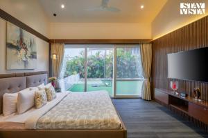 TV a/nebo společenská místnost v ubytování StayVista's The Tavern At Canary Farms - Mountain-View Luxury Mansion with Infinity Pool & Games Zone