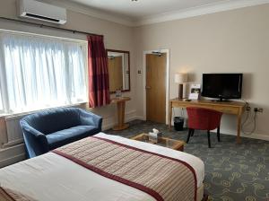 TV a/nebo společenská místnost v ubytování Birmingham Great Barr Hotel