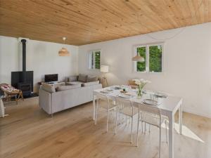 a living room with a table and chairs and a couch at Maison pour 6 avec jardin à 1 km de la plage in Penmarcʼh