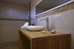 ein Badezimmer mit einem Waschbecken auf einer Holzablage in der Unterkunft Résidence Les Mandiles in Cargèse + 97 Fotos