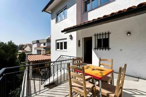 een terras met een tafel en stoelen op een balkon bij Spacious Villa in Vila Nova de Gaia in Vila Nova de Gaia