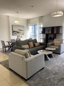 ドバイにあるBeachside 2BR Marina Viewsのソファとテーブルのあるリビングルーム