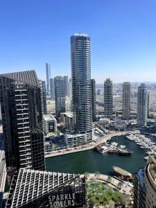 ドバイにあるBeachside 2BR Marina Viewsの川と建物のある街の景色 +11枚の写真