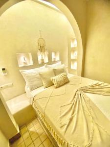 Postel nebo postele na pokoji v ubytování Riad Oum h&N B&B