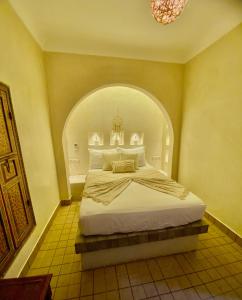 Postel nebo postele na pokoji v ubytování Riad Oum h&N B&B