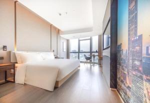 Postel nebo postele na pokoji v ubytování Atour S Shenzhen Nanshan