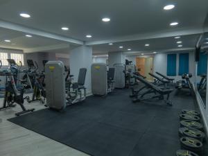 Fitness centrum a/nebo fitness zařízení v ubytování Hotel LA PALOMA + 37 fotografií