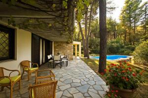Bazén v ubytovaní Sparkling Sani Getaway - Nefeli's Summer Paradise alebo v jeho blízkosti