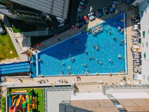 an overhead view of a large swimming pool at Elements Hotel&Spa in Świeradów-Zdrój