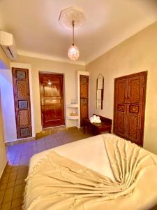 Postel nebo postele na pokoji v ubytování Riad Oum h&N B&B