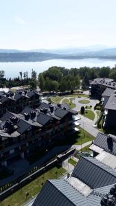 Una vista aérea de una ciudad con edificios y un cuerpo de agua. en Laguna Beskidów Resort - Apartament Leśny, en Zarzecze