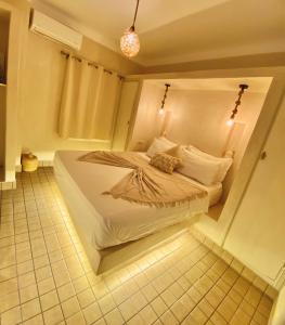 Postel nebo postele na pokoji v ubytování Riad Oum h&N B&B
