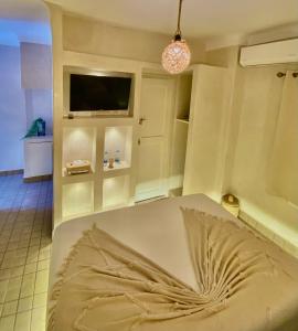 TV a/nebo společenská místnost v ubytování Riad Oum h&N B&B