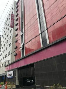 ウィジョンブにあるTomato Hotelのホテルの正面の眺め