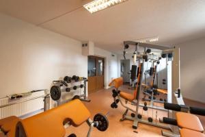 ein Zimmer mit einem Fitnessraum mit Geräten in der Unterkunft Lisi Jar in Jastrzębia Góra