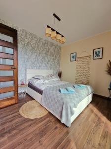 ein Schlafzimmer mit einem Bett mit blauen Handtüchern darauf in der Unterkunft Lisi Jar in Jastrzębia Góra + 31 Fotos