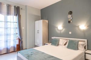 Un dormitorio con una cama blanca grande y una ventana en House Panorama Sea View, en Neos Marmaras