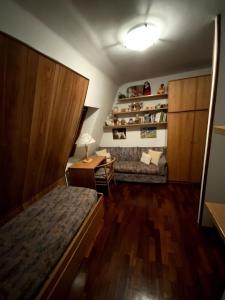 Sauze d'OulxにあるSauze D'Oulx Penthouse Apartmentのベッドと机のある小さな部屋