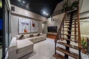 Μια τηλεόραση ή/και κέντρο ψυχαγωγίας στο Leela Villa - Family-Friendly 3BR Villa in Canggu - Rooftop, Ricefield Views