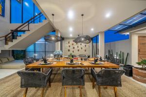 Χώρος καθιστικού στο Leela Villa - Family-Friendly 3BR Villa in Canggu - Rooftop, Ricefield Views