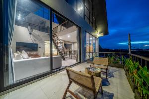 Μπαλκόνι ή βεράντα στο Leela Villa - Family-Friendly 3BR Villa in Canggu - Rooftop, Ricefield Views