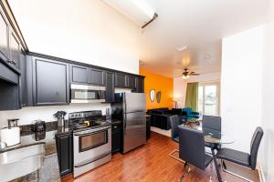 une cuisine avec des appareils en acier inoxydable et une salle à manger dans l'établissement 30A Modern Suite with King Bed, Parking, Pool and Balcony, à Santa Rosa Beach