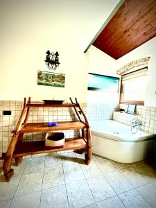 A bathroom at La Villetta - cozy house with parking, wifi, wall box and air conditioning