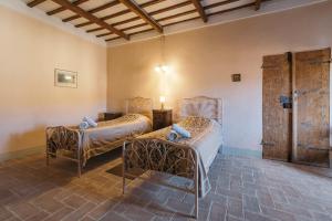 a room with two beds in a room at Dimora Bruschi in Pergola