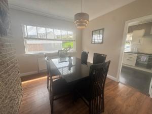 une salle à manger avec une table et des chaises et une cuisine dans l'établissement Eriskay cottage, Denholm, Scottish Borders, à Denholm 6 autres photos